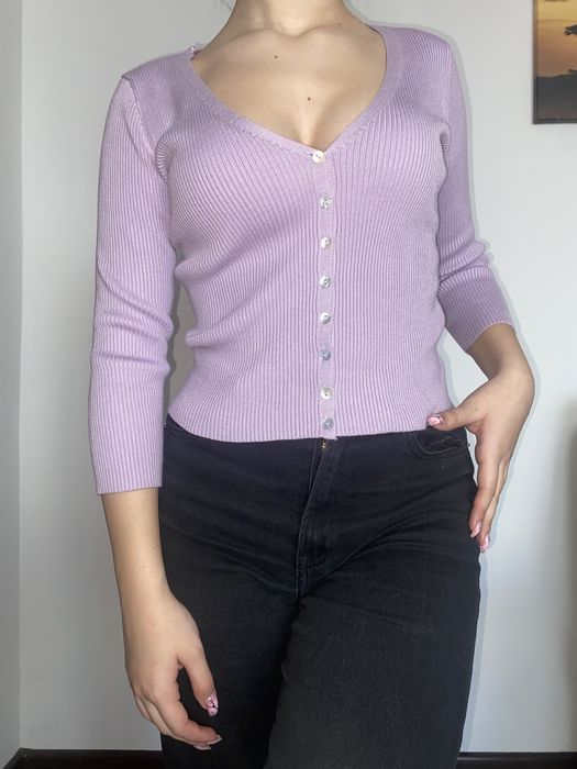 Fioletowy sweterek zapinany na guziczki stradivarius
