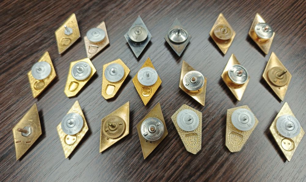 Значки для коллекционеров в коллекцию.