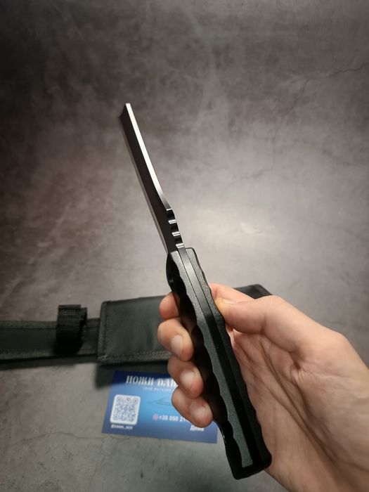 Тактический нож с клинком в стиле танто и чёрной рукояткой