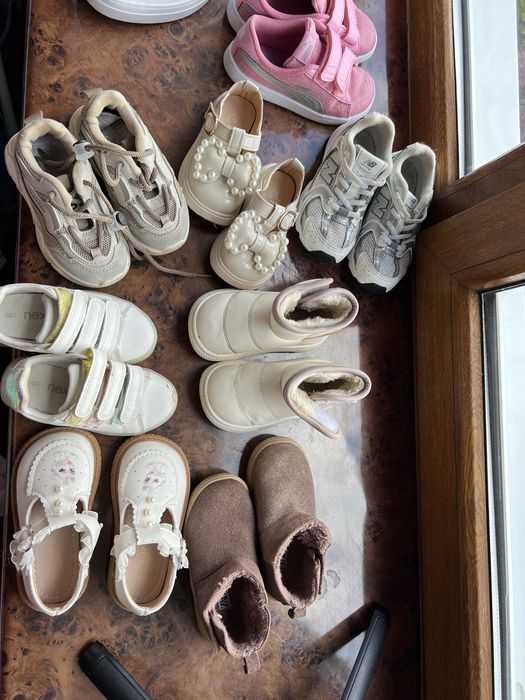 Взуття для дівчинки або унісекс. На вік 1-2 роки.Рожеві — немає