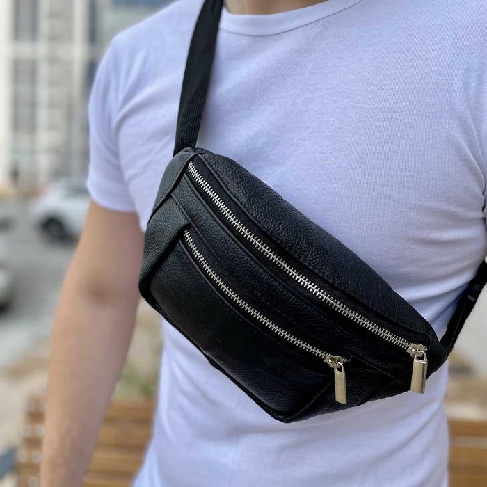 Кожаная качественная бананка c серебряным замком. Цвет: черный.