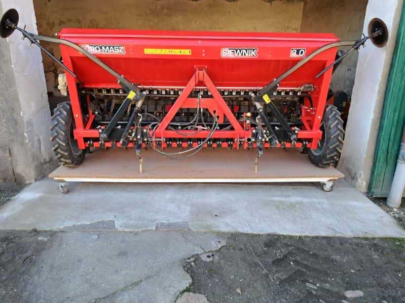 Siewnik zbożowy stopkowy