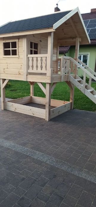 Domek drewniany dla dzieci na podwyższeniu + taras + schody