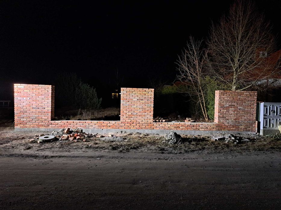 Ogrodzenie z cegły rozbiórkowej