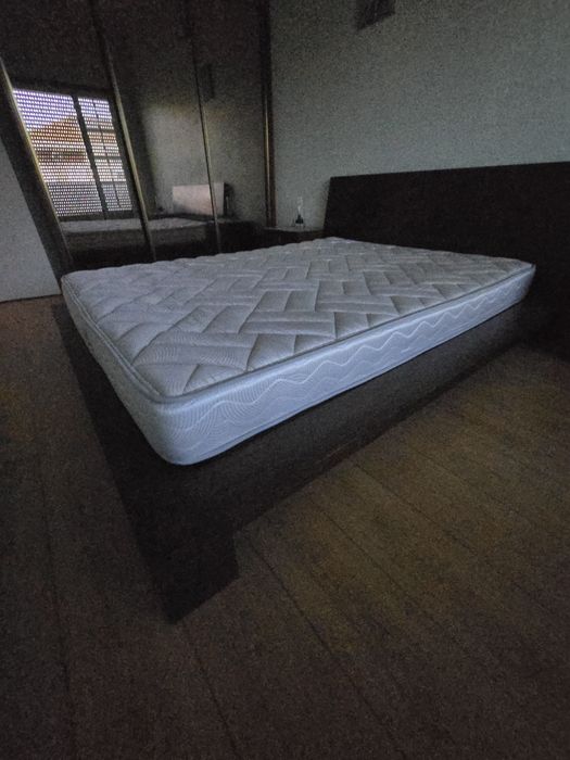 Cama, com Colchão e Mesas de Cabeceira