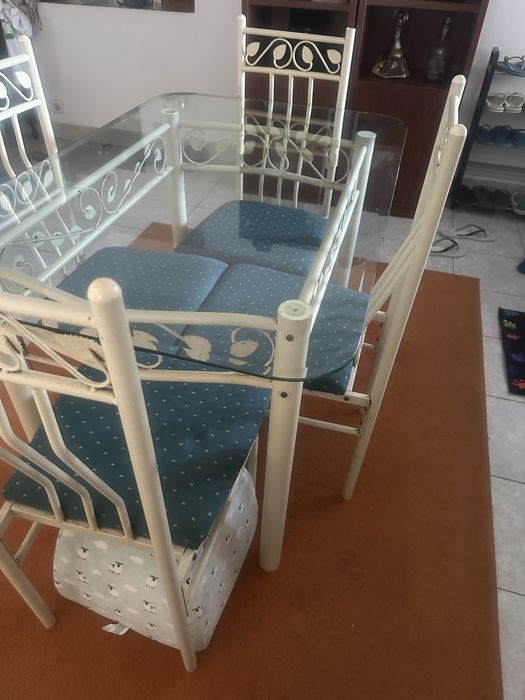 Mesa de cozinha em Vidro + 4 Cadeiras – Bom Estado