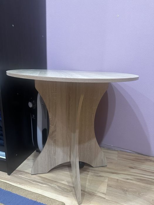 Стол,яким не користувались. Новий