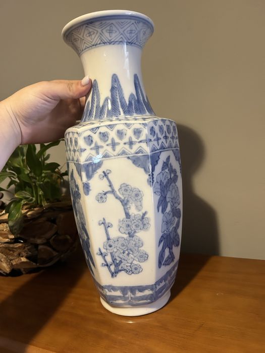 Jarra antiga azul e branca