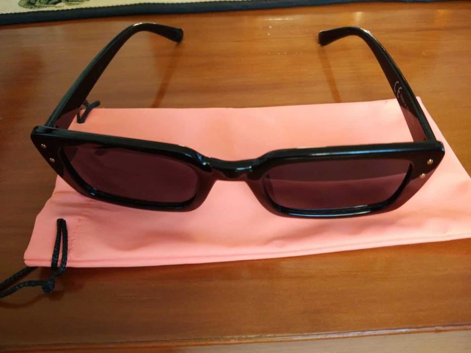 Par de óculos pretos