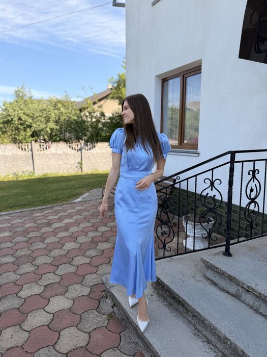 Атласна блакитна сукня