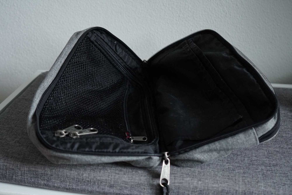 Bolsa necessaire Eastpak cinza