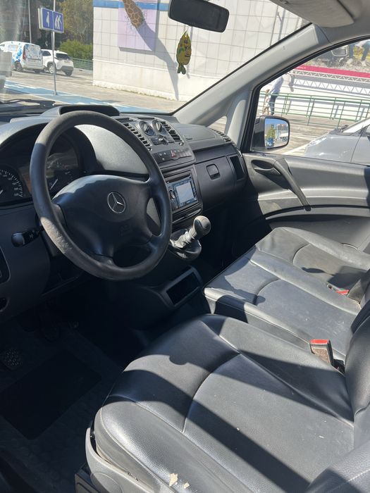 Vendo Mercedes-Benz Vito, furgão comercial, em cor branca.