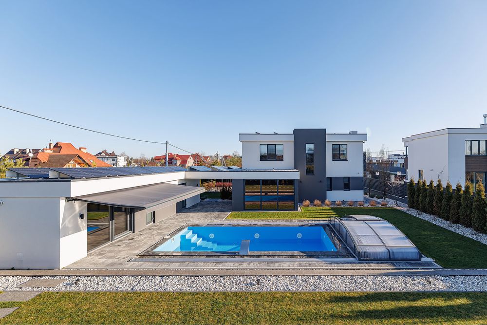 Сучасний будинок з басейном в Сокільниках