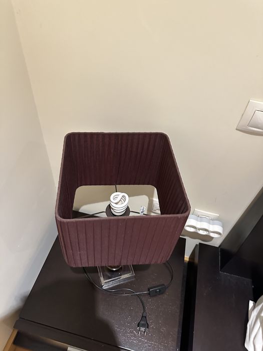 Candeeiro castanho de mesinha de cabeceira ou aparador