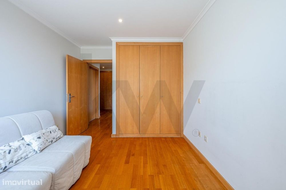 Apartamento T2 com varanda e garagem no Pinheiro Manso, Porto