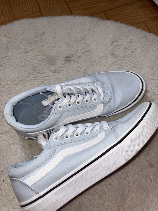 Vans azuis e brancos