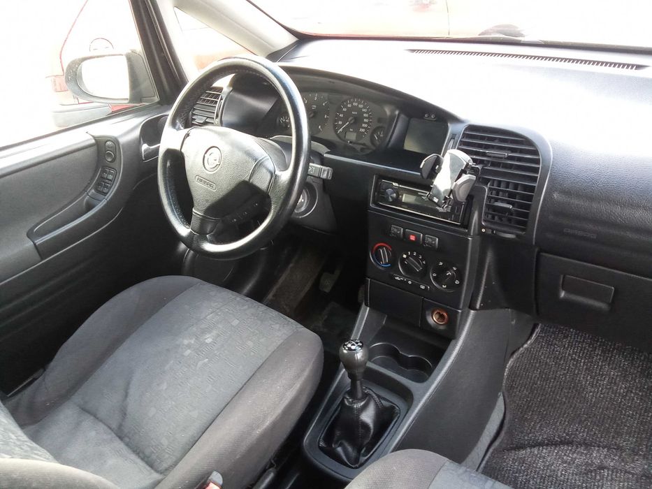 OPEL ZAFIRA bem conservado