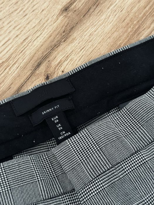 Materiałowe spodnie męskie w kratkę typu chinosy H&M