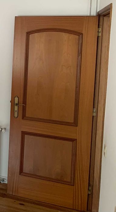 Porta interior com almofadas + guarnições