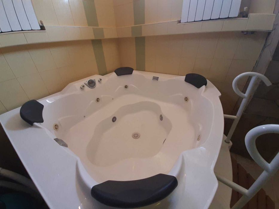 Киев. Дома 300 кв. Сауна. Джакузи. До 15 человек.