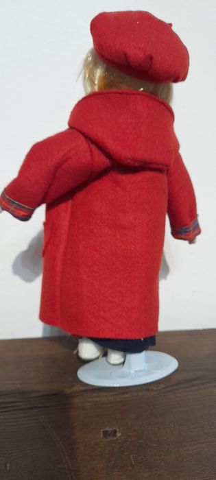 Boneca loiça e pano, com suporte em metal