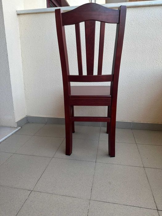 Mesas redondas e cadeiras em madeira