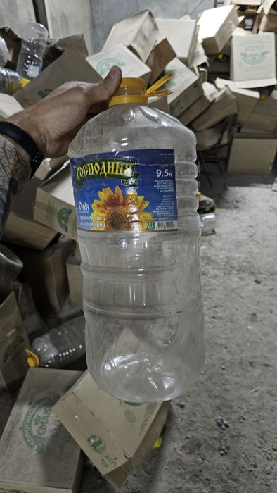 Пусті баклашки з під масла