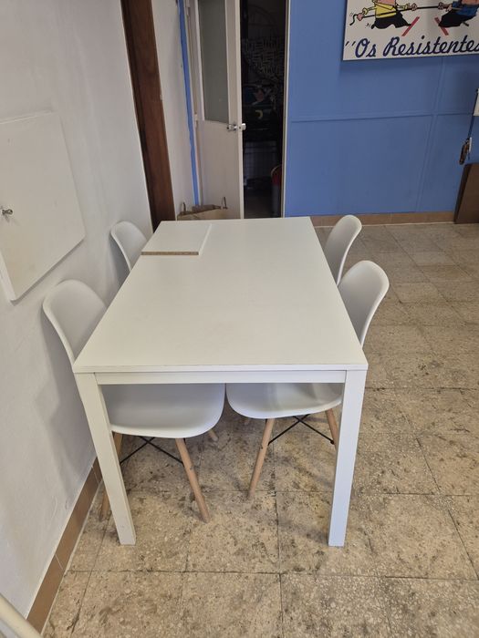 Mesa e 4 cadeiras