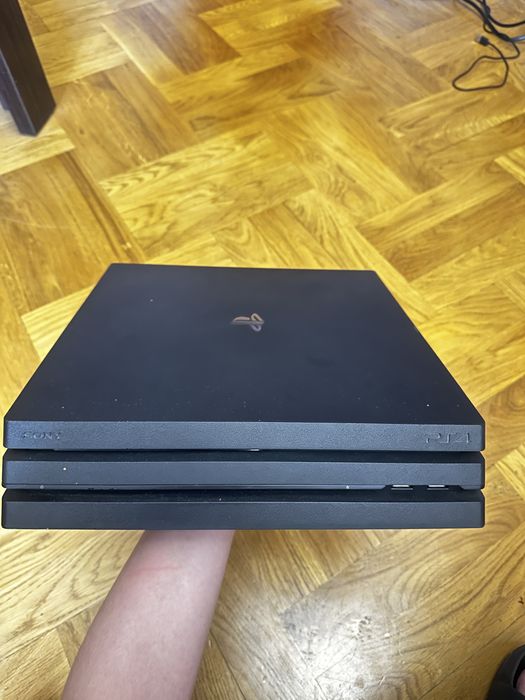 Sony PlayStation 4 Pro 1TB + DualShock