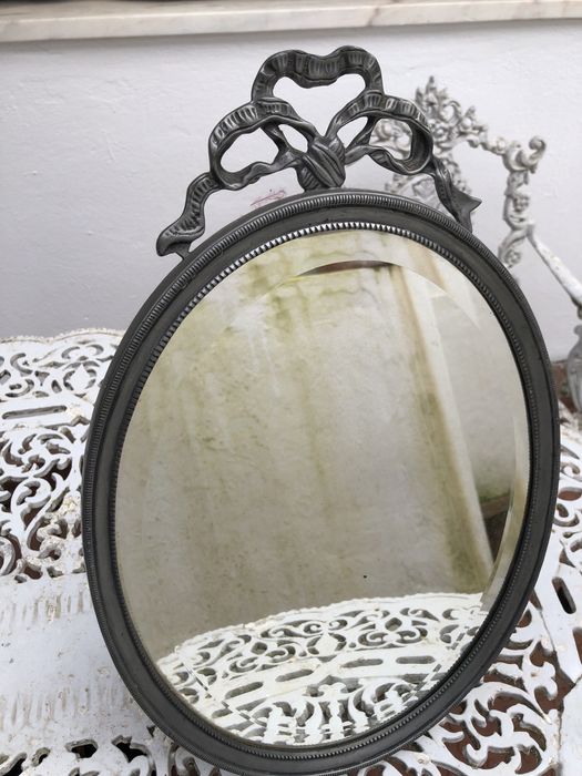 Espelho com moldura em Estanho