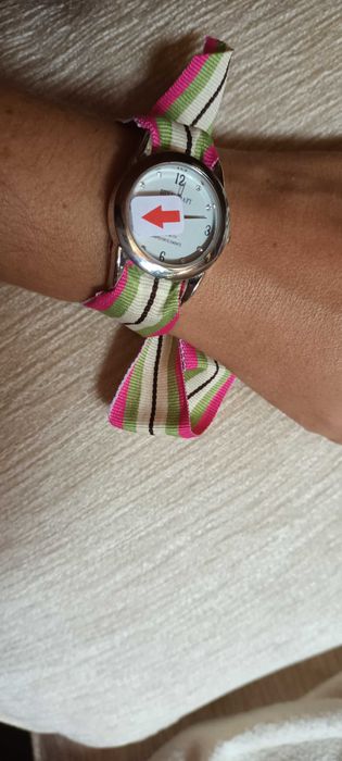 Watch with 9 Fabric Bracelets in Various Patterns64564004428801121