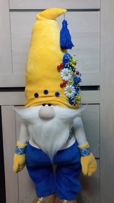 Гном ручно їроботи.  Гном в жовто блакитному кольорі .
