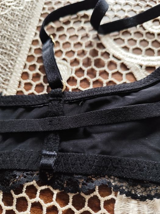 Gorset z koronką na regulowane ramiączka rozm 70B.