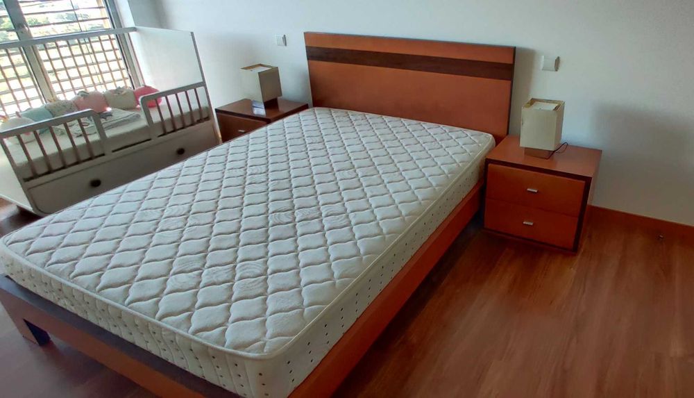 Cama de Casal em Madeira Maciça com Colchão + 2 Mesas de Cabeceira