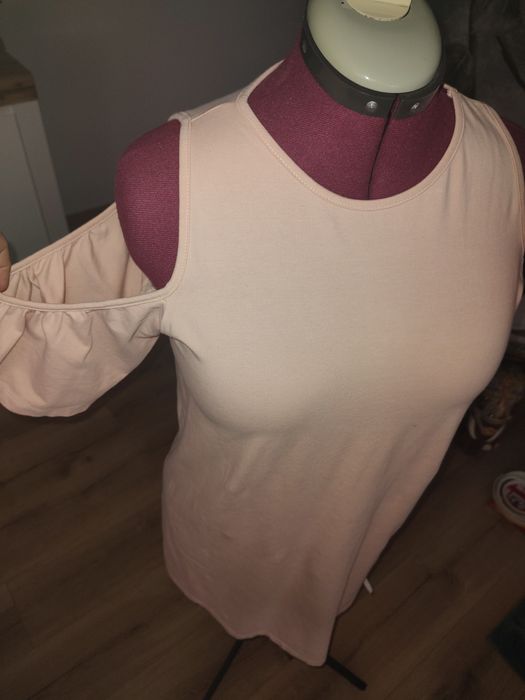 Sukienka z odkrytymi ramionami rozmiar M