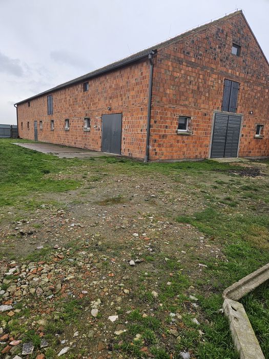 Wynajmę budynek i plac