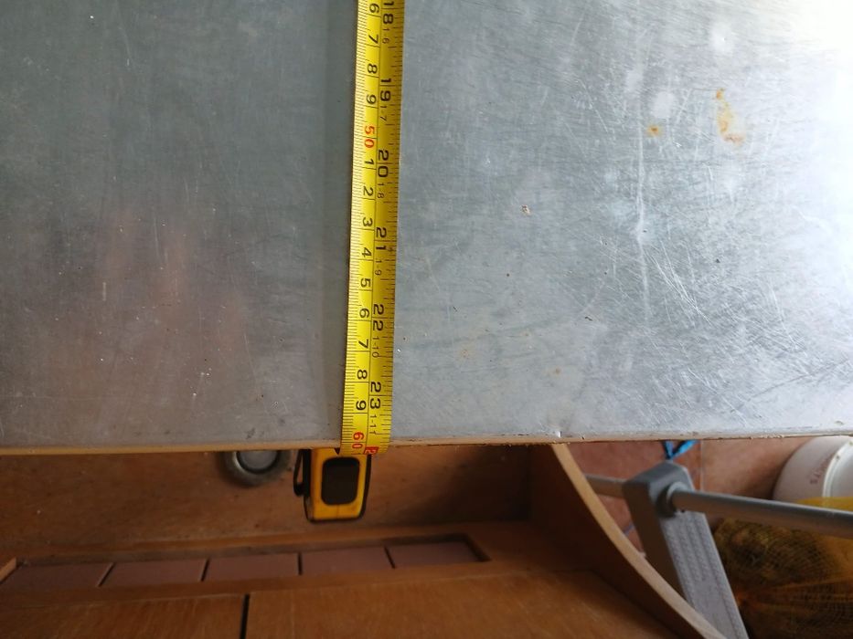 Bancada de inox com poder por a máquina do café