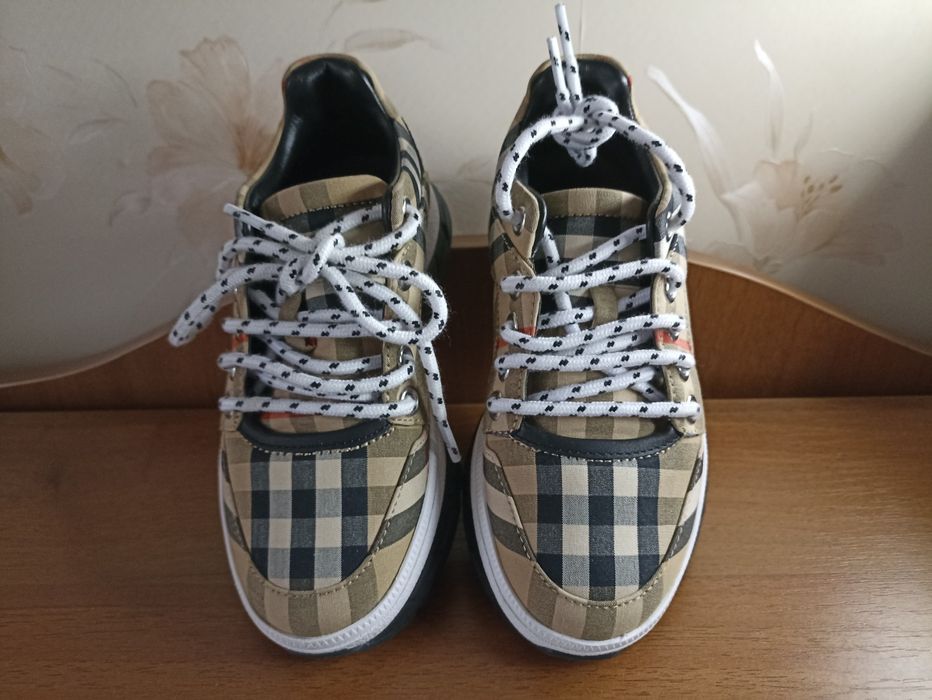 Кросівки на дівчинку