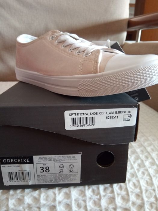 Vendo 1 pare de sapatilhas novas em salmão muito claro.Tam. 38.