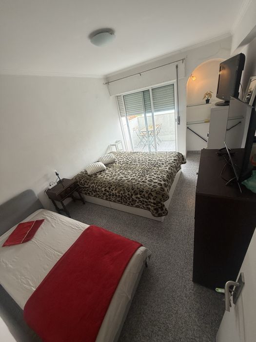 Quarto c varanda mobiliado com despesas incluídas  no Centro da Moita autocarro p Lisboa na porta (leia)