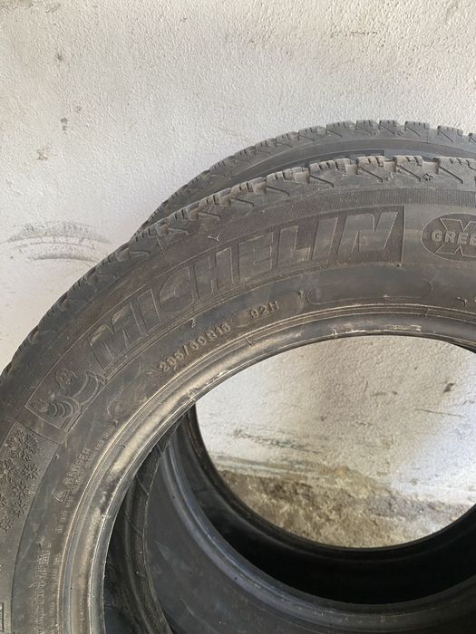 2 Pneus Michelin Alpin 205 60 R16. Muito bom estado conforme fotos.