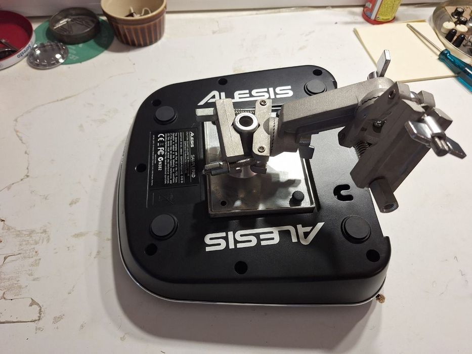 Alesis Sample Pad c/ suporte (sem funcionar)