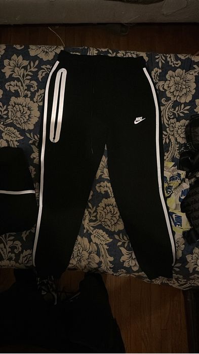 Nike tech        .
