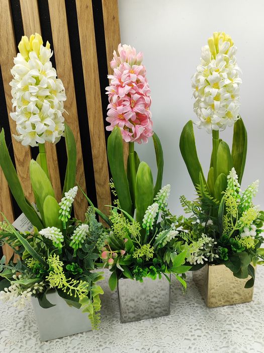 Hiacynt w złotej strebrnej białej osłonce kompozycja wiosenna