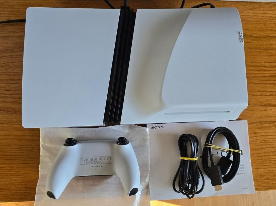 Playstation 5 PRO + naped BlueRay + Pad Dualsense