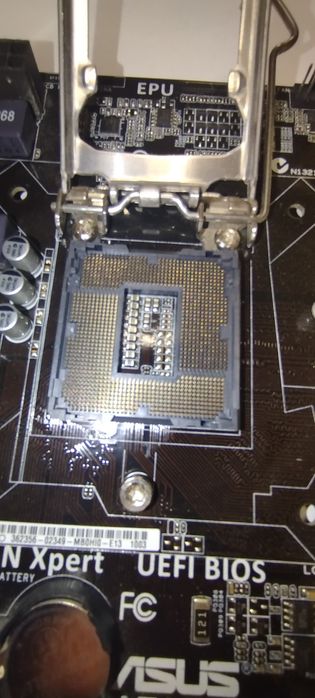 Материська плата з процесором та охолодженням.