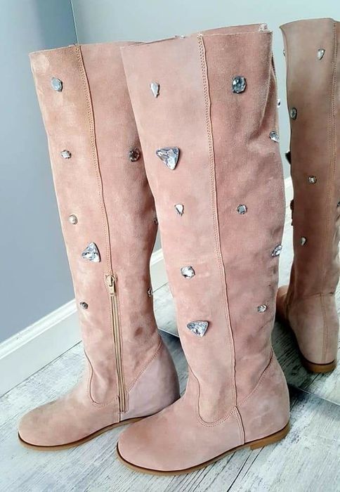 Eleganckie kozaki letnie kamienie skóra zamszowa