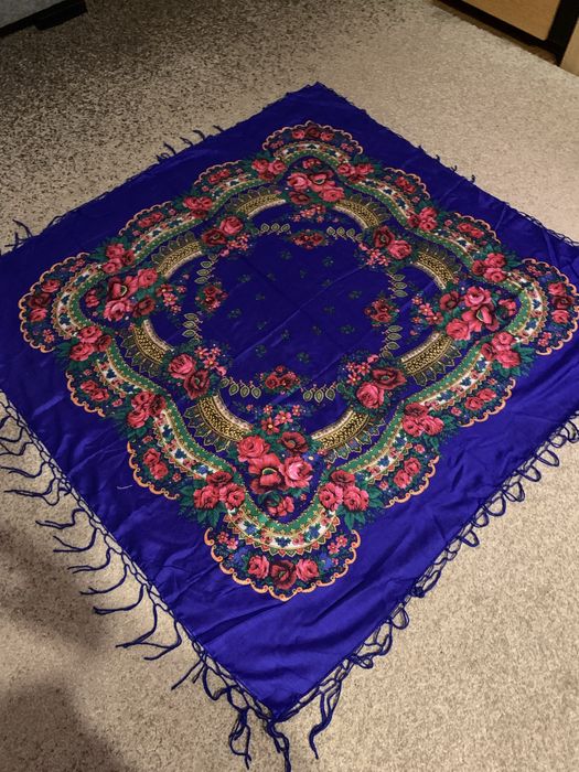 Chusta w kolorowe kwiaty 124 x 121. Nieużywana.