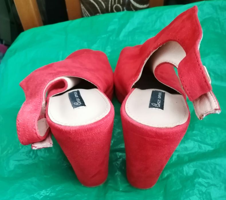 Sprzedam sandały na obcasie 39