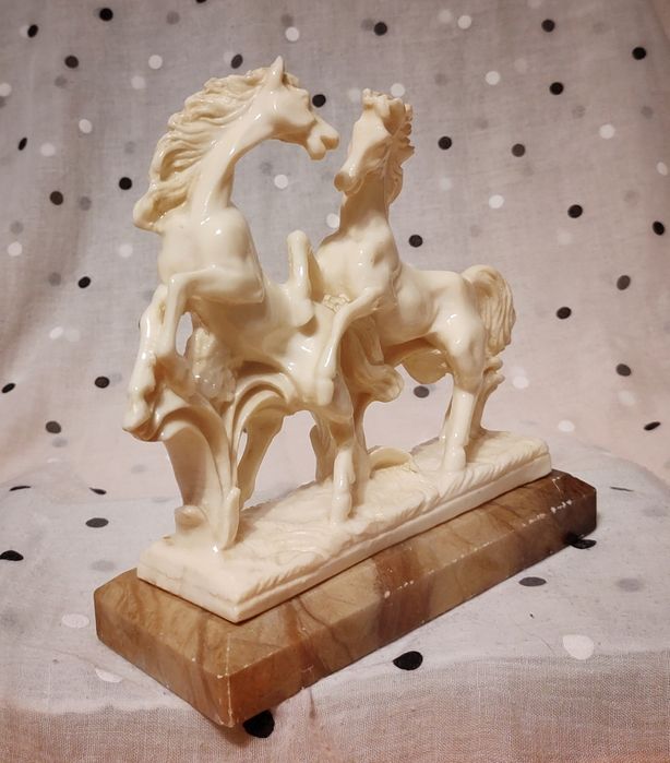 Konie, figurka, statuetka, rzeźba na kamiennej podstawie.